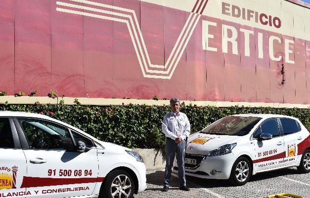 grupo-atenea-vigilante-con-vehiculo-en-parqueadero